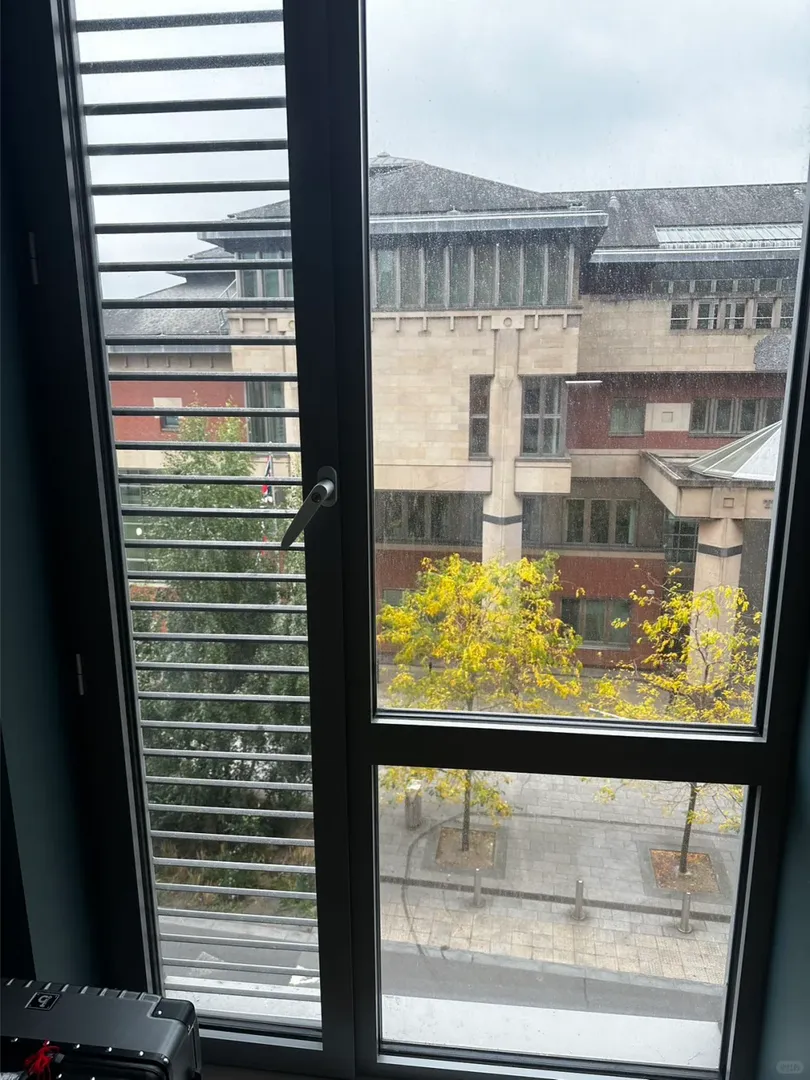 曬曬謝菲crown house的窗景～