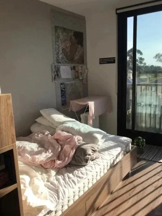 Caulfield，蹲2個室友，包水電早餐