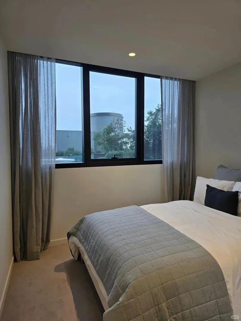 Caulfield🐛學校門口蹲蹲室友～～～