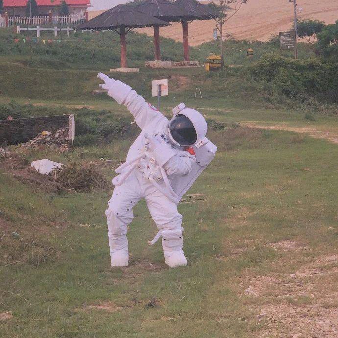 朋友说：有白住一个月の你愿意么？？我当然