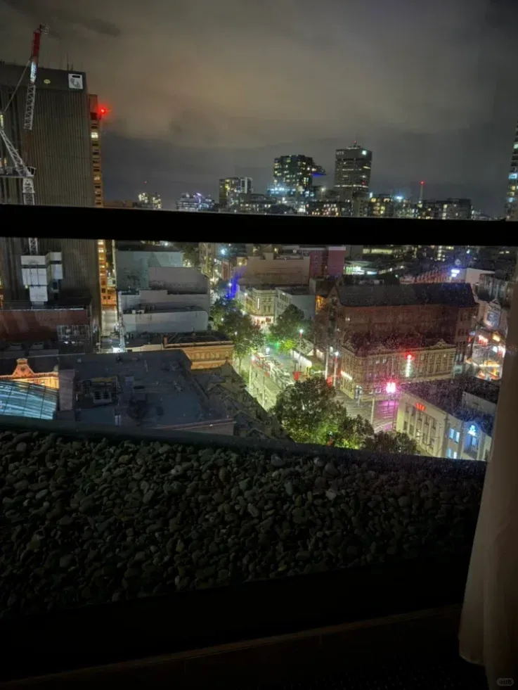 🇦🇺坐在床上看雪梨夜景發呆～