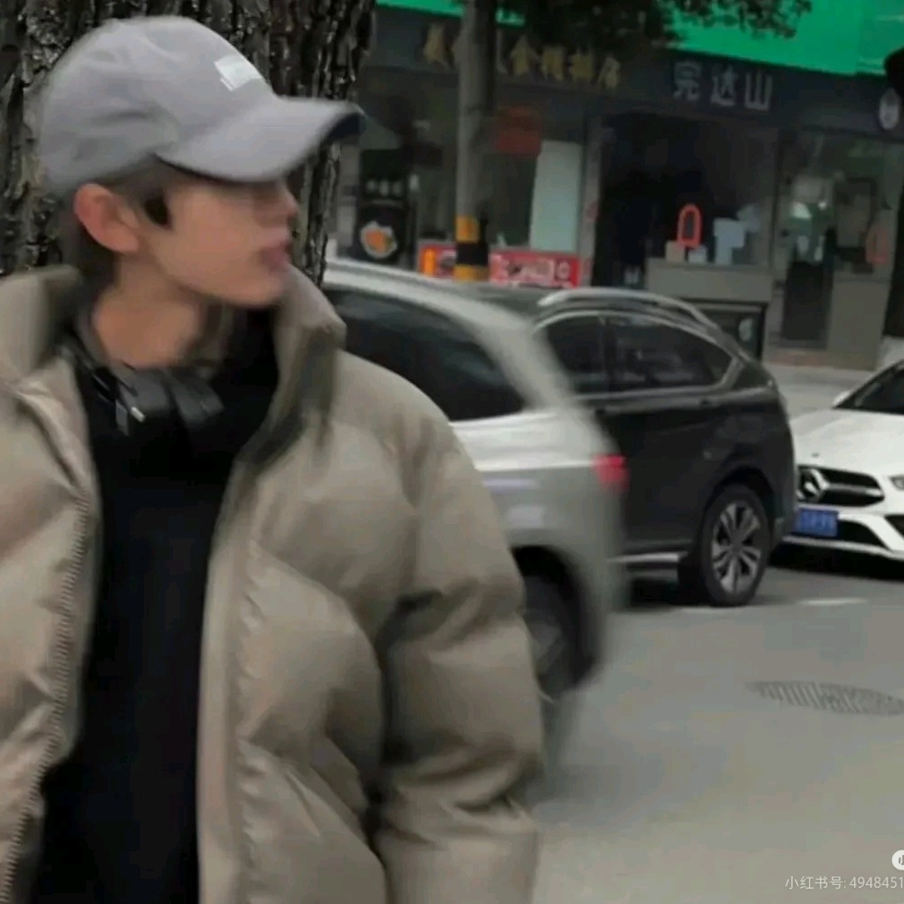 父母說不回國就打斷我的腿😭