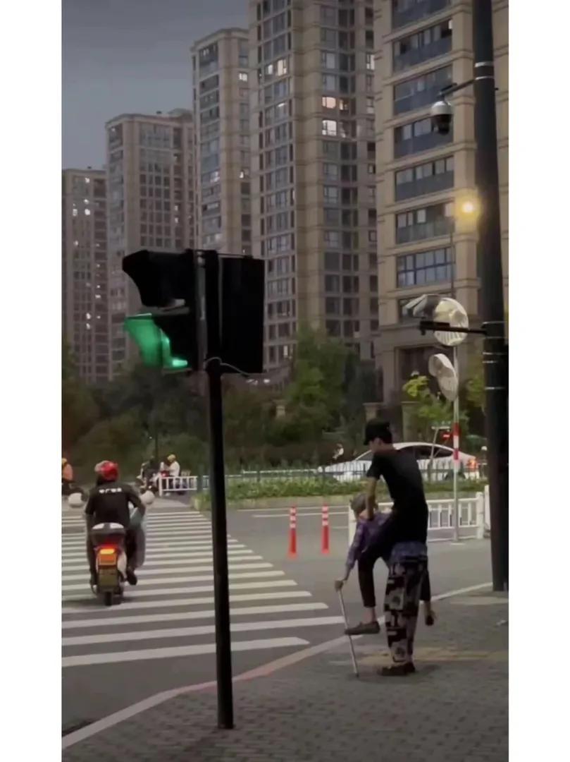 今天又是幫老奶奶過馬路的一天