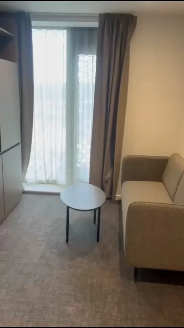 在倫敦和情侶一起合住的留子睡不好呀