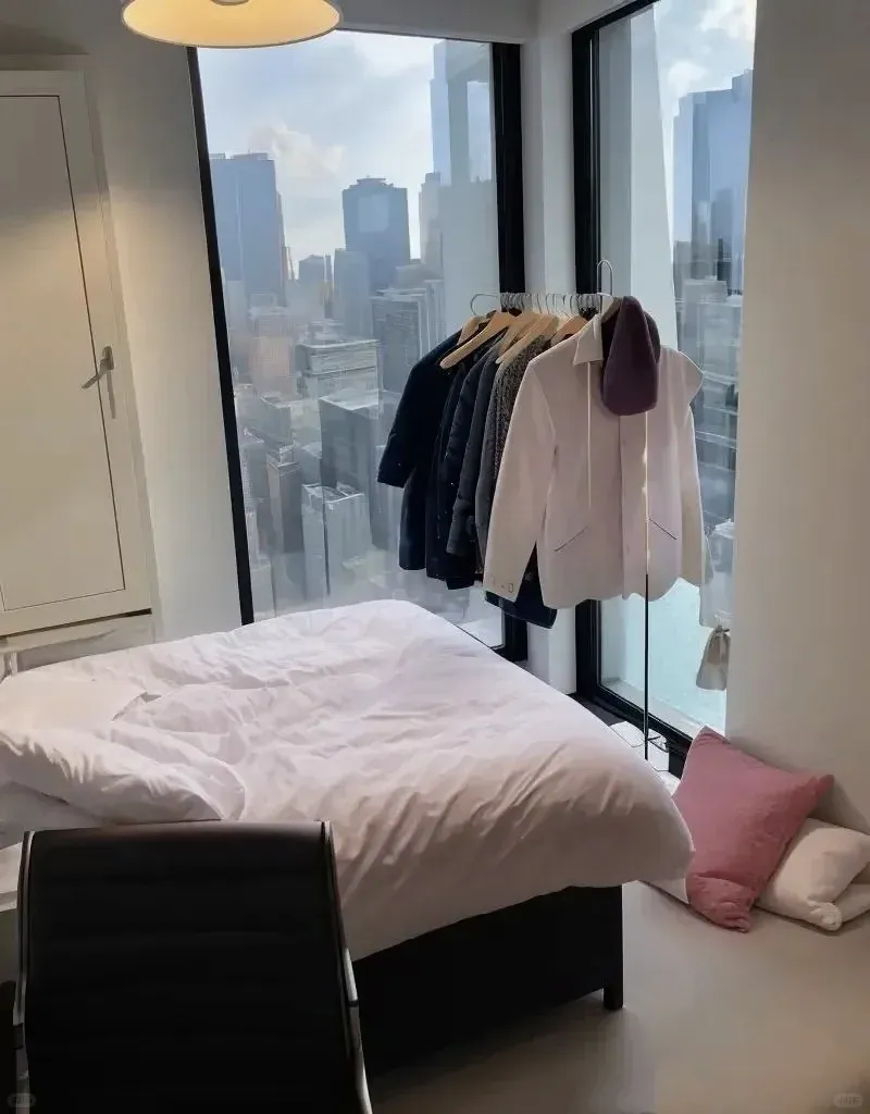 UCL附近住個落地窗真的不過分，還能倆人啊