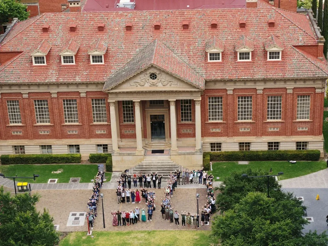 阿德萊德大學150周年慶的時候你們領啥了麼