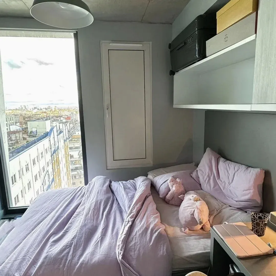 UCL附近住個落地窗真的不過分，還能倆人啊