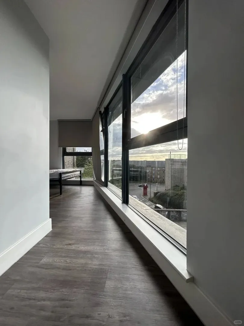 🏡愛丁堡Studio轉租 | 落地窗