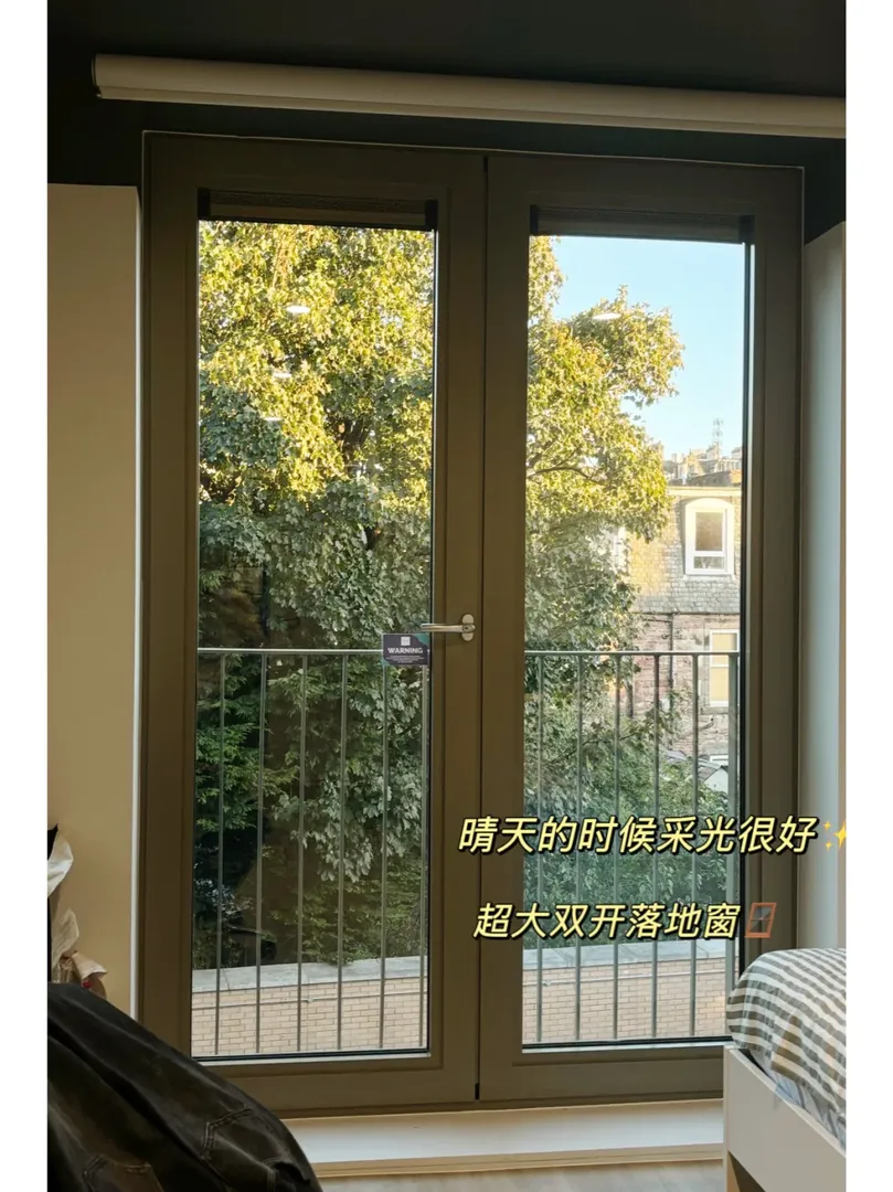 透過這扇窗看到了達西走來的那個薄暮早晨✨