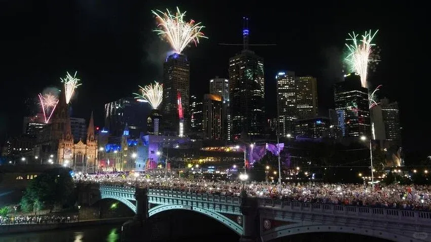 😭美哭了！墨爾本萬人迎新年看煙火綻放！