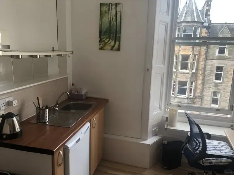 愛丁堡，別覺得這個studio小，轉租包水電網