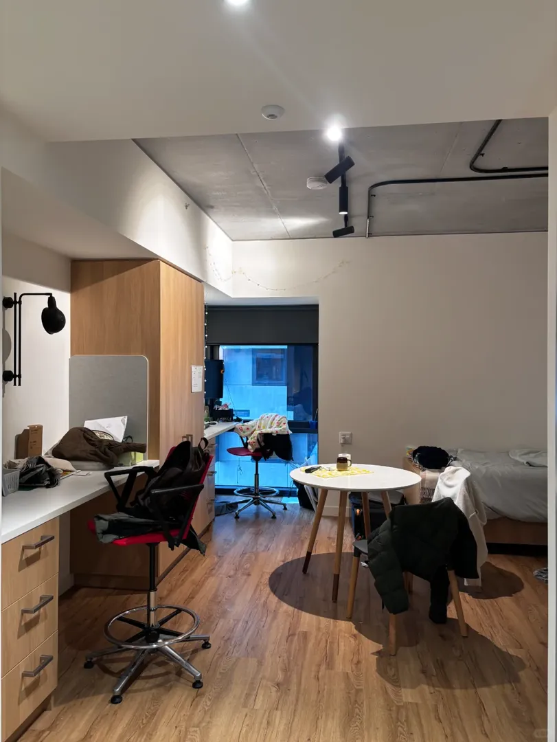 和閨蜜一起住墨大門口300+的studio就是爽