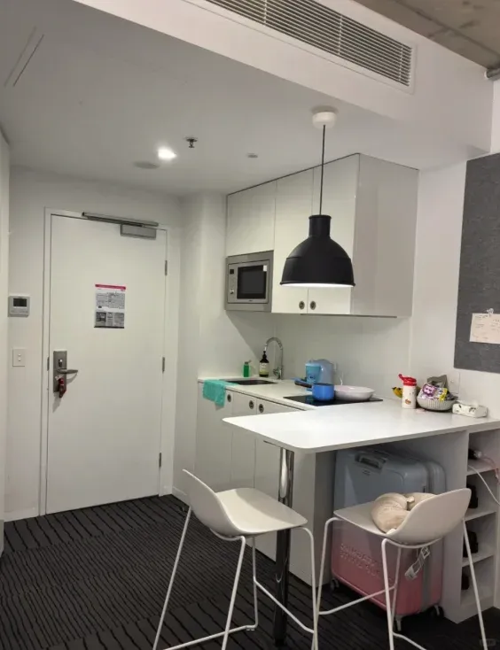 悉大門口studio，誰還分的清我住校內校外啊