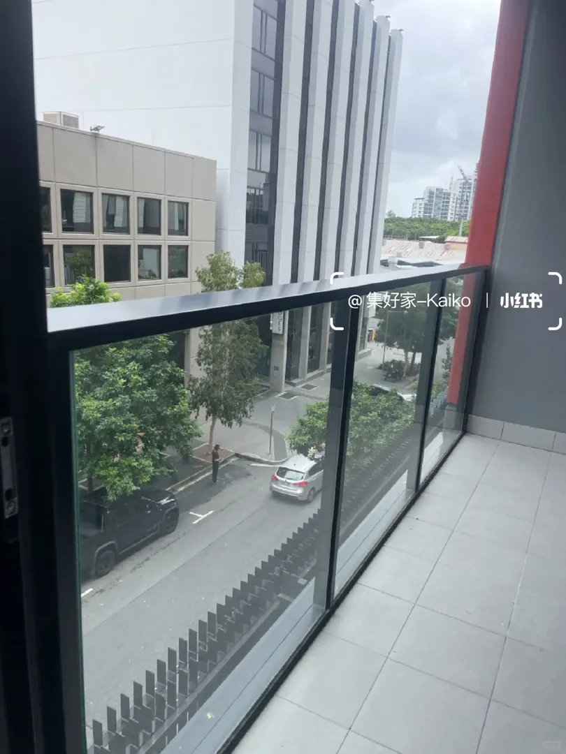 不是！布里斯班還有包bill 帶陽台的公寓