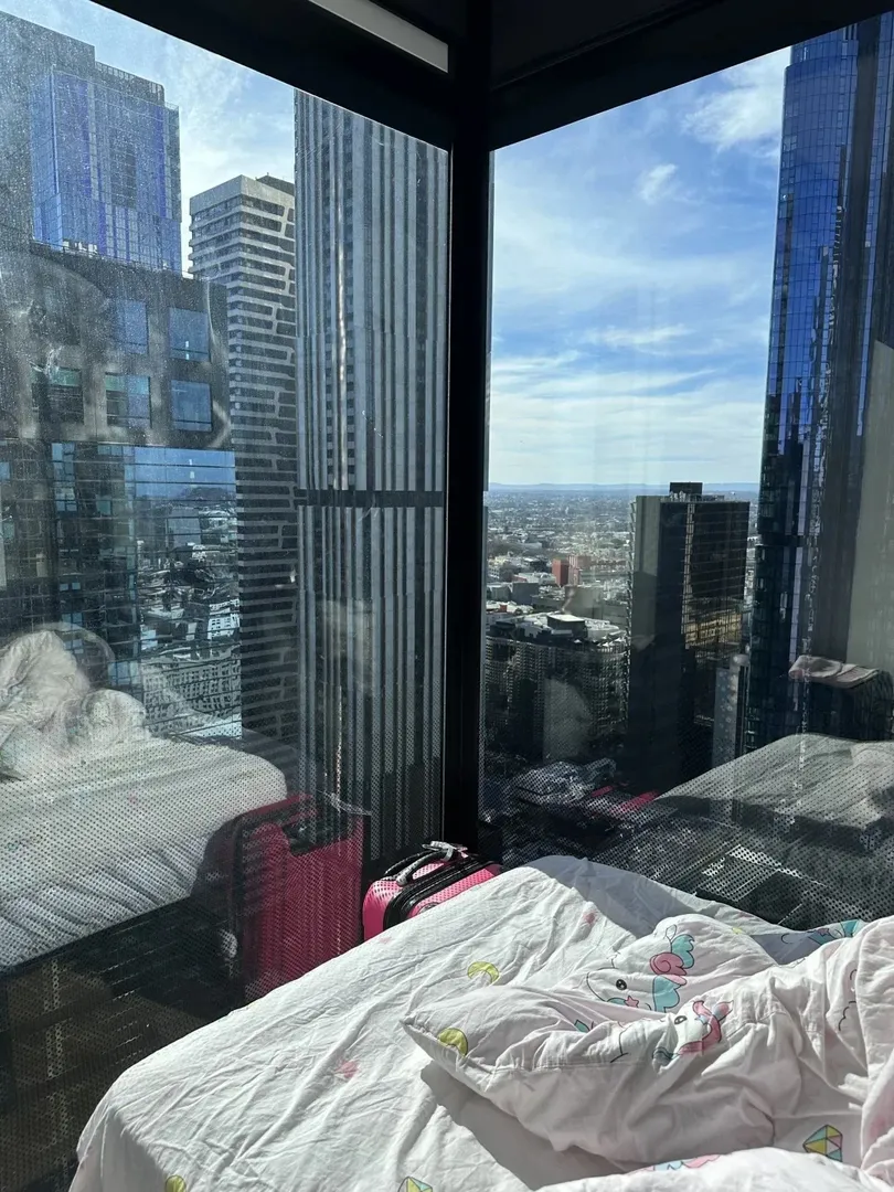 誰會不愛墨大門口的studio哇➡️左劃看夜景