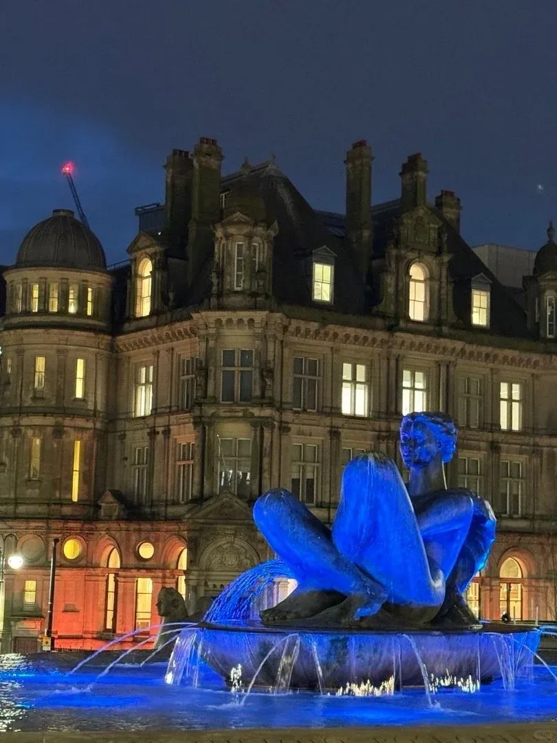 伯明罕victoria square的白天黑夜