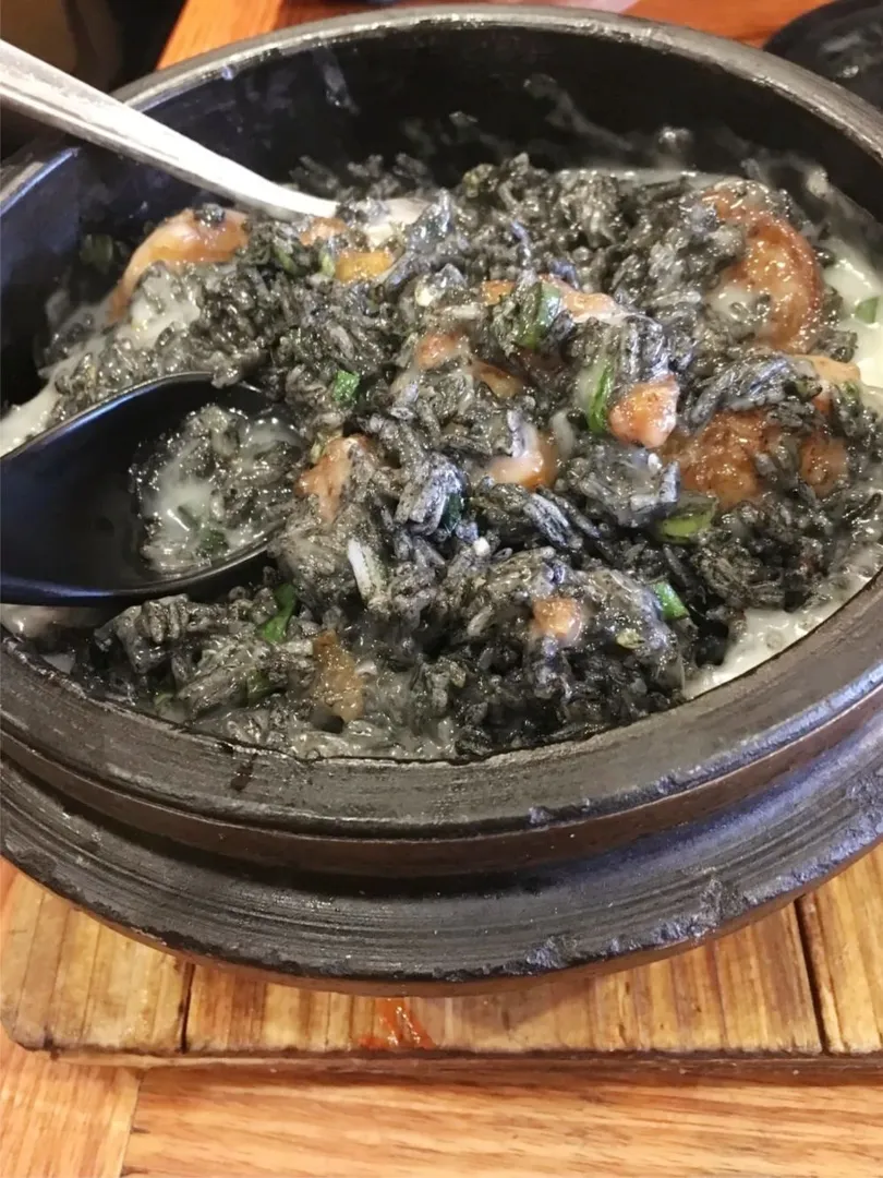 今天去吃了雪梨風很大的石鍋飯。。。很難評