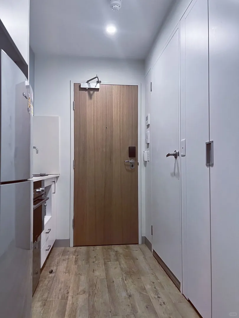不是，坎培拉人均300pw小屋轉，主打摳門