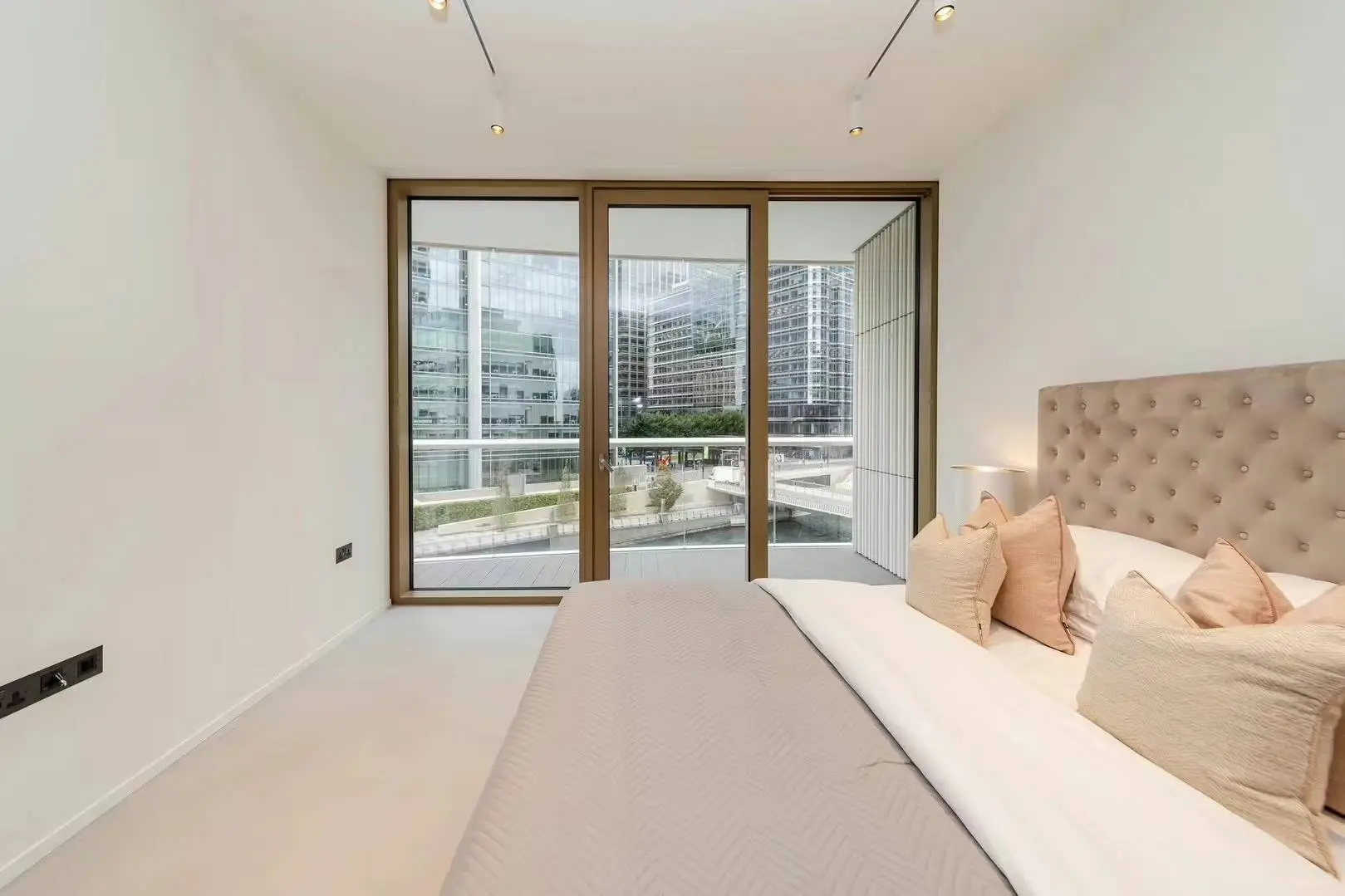 倫敦金絲雀碼頭八月底可入住精裝兩居