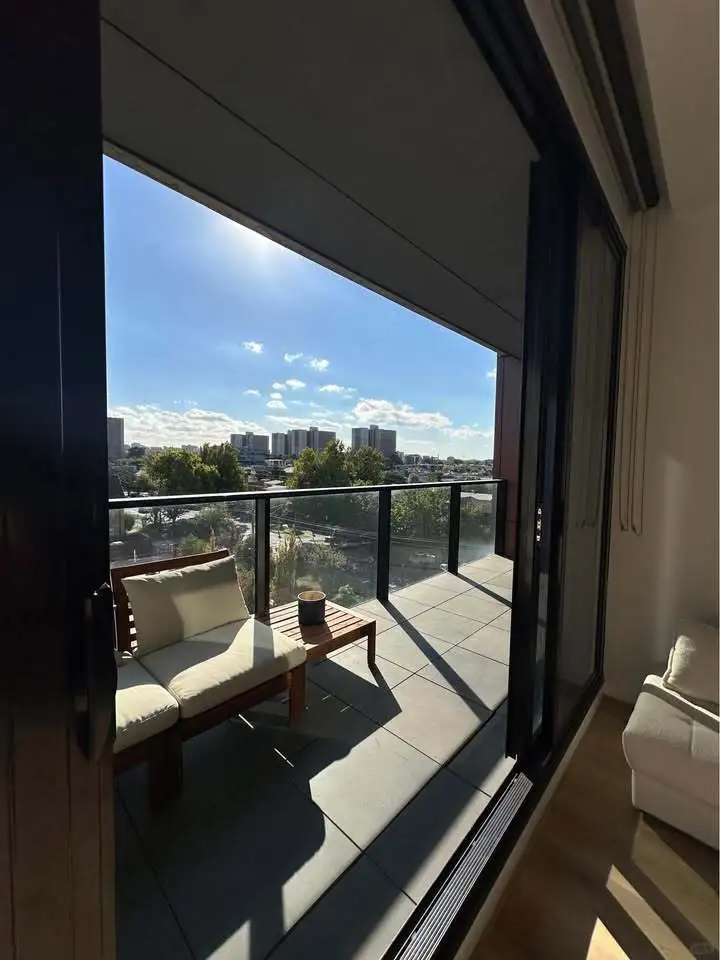 墨爾本southbank轉租1b1b 很乾淨（包家具～