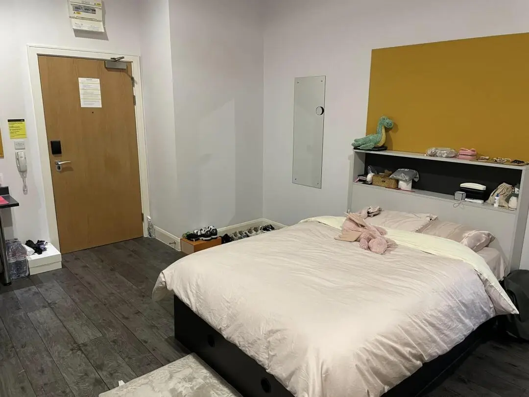 咱就是說，對面就是曼大，住這裡值嗎