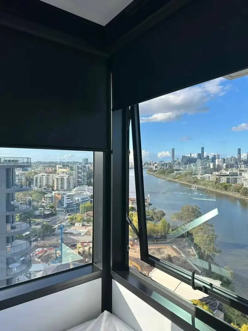 25s2，10分鐘到UQ的studio，躺著看河景
