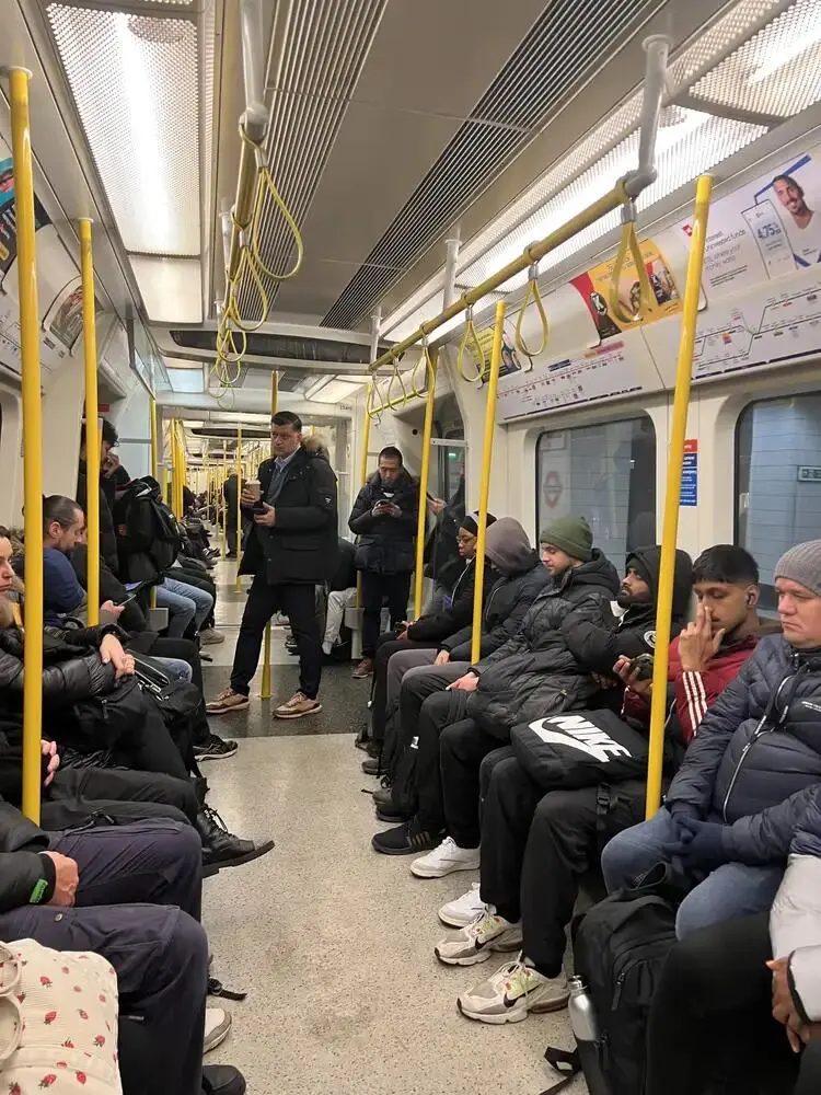 🚇在地鐵暈車了｜比廣州地鐵更暈的出現了