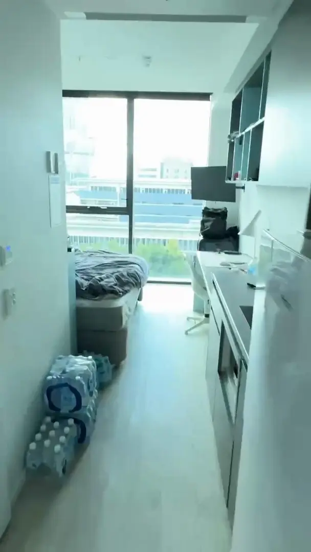 布里斯班7月租房｜大落地窗包bill的studio