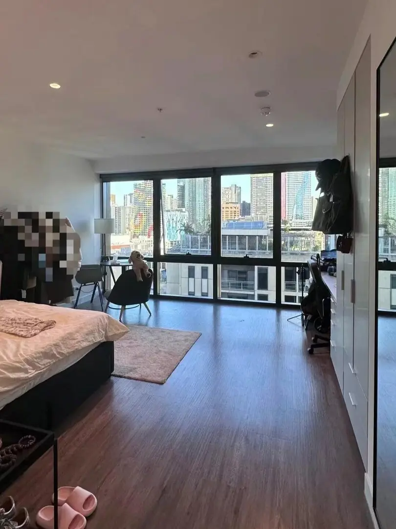墨大門口出一個全落地窗studio！