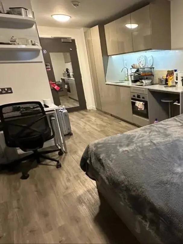 利茲大學旁～帶洗衣機的studio包bill靠近..