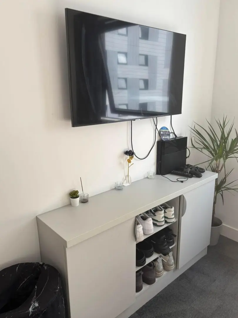 伯明罕普通留子的studio，房間不大，但