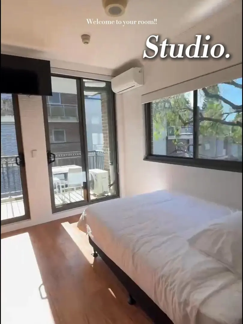 悉大門口的落地窗studio 還帶陽台和空調～