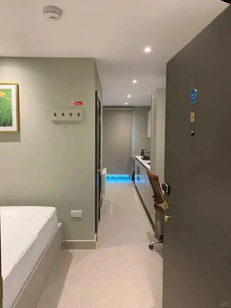 伯大南門口，恭喜我住進了帶洗衣機的studio
