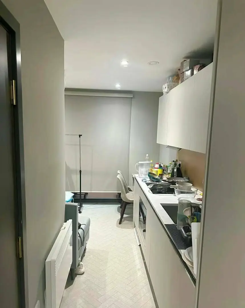伯大南門口，恭喜我住進了帶洗衣機的studio