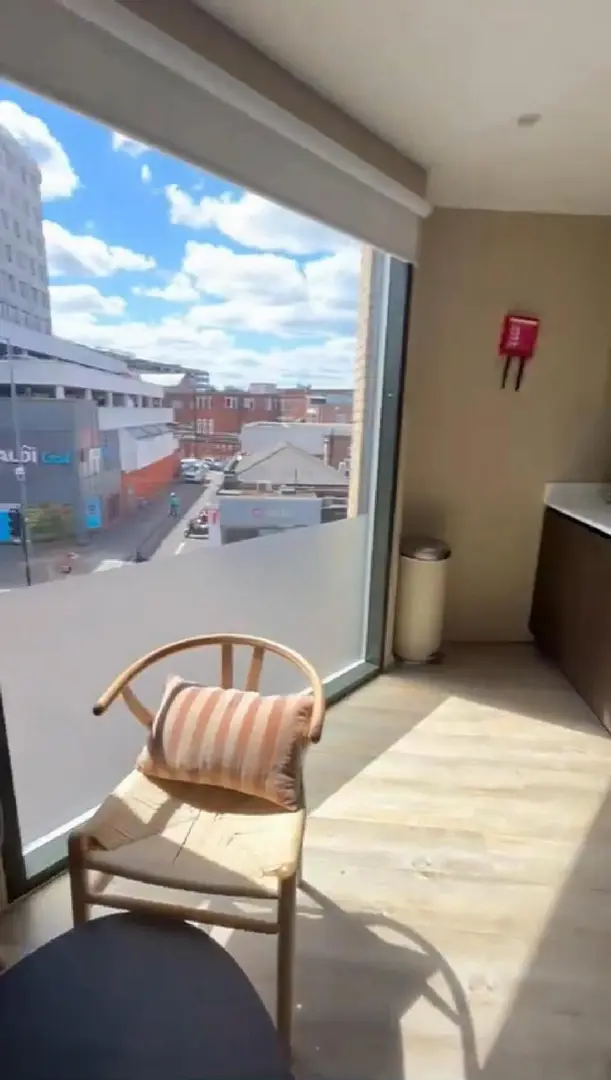 布里斯托 康康這個大落地窗的studio啵～