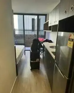 🚶到墨大  出一個帶陽台的studio💣