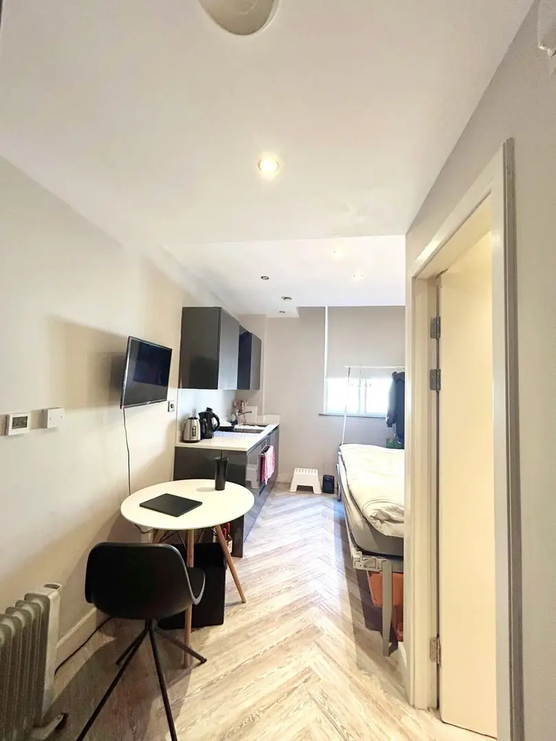 住在KCL附近的studio，一定很便宜吧～