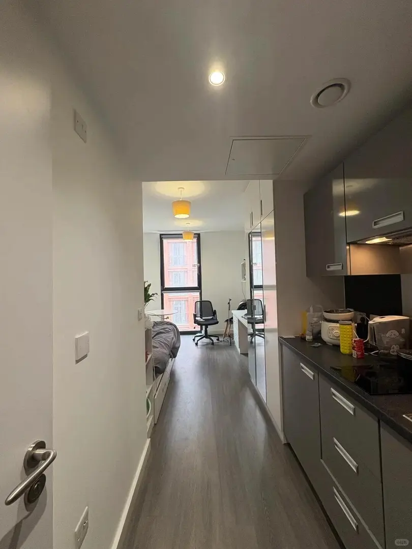 UQ附近，恭喜我住進了包bill有空調的studio