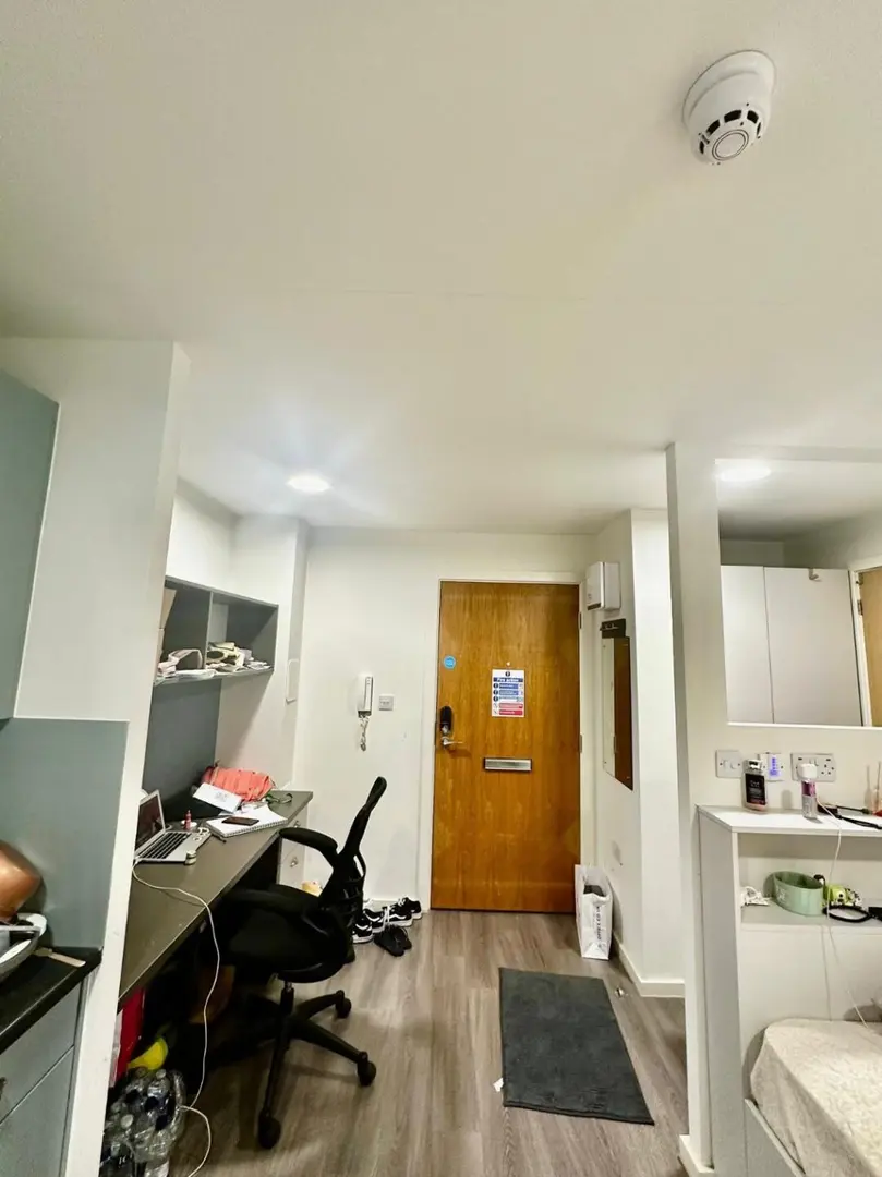 步行華威大學studio轉租，包水電網家具