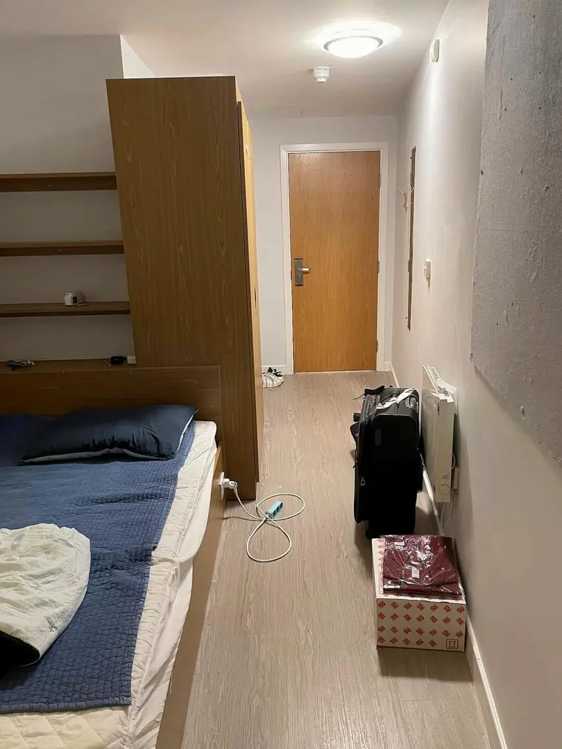 愛堡含淚臨時轉租步行到校的合租男生宿舍