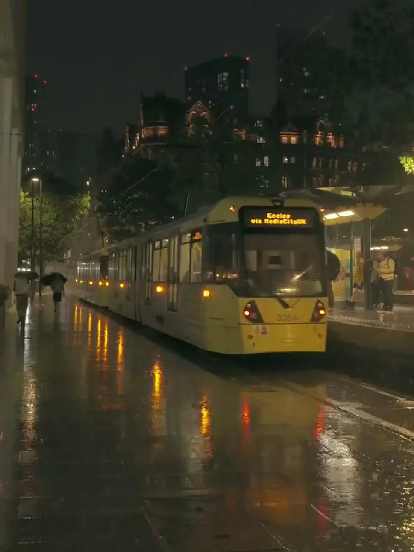 曼徹斯特｜雨  電車🚃   城市的燈光