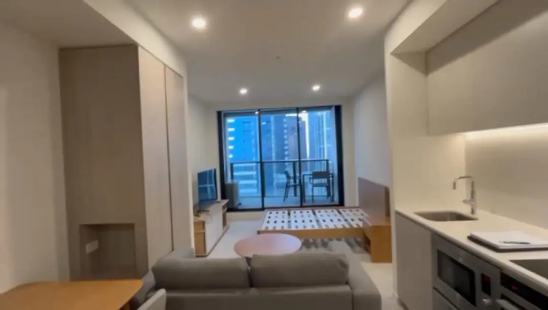 墨爾本八月出一間社會公寓落地窗帶陽台