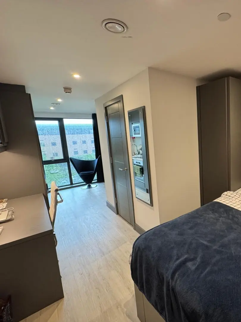 考文垂學校旁落地窗studio包bill，沒刪就在