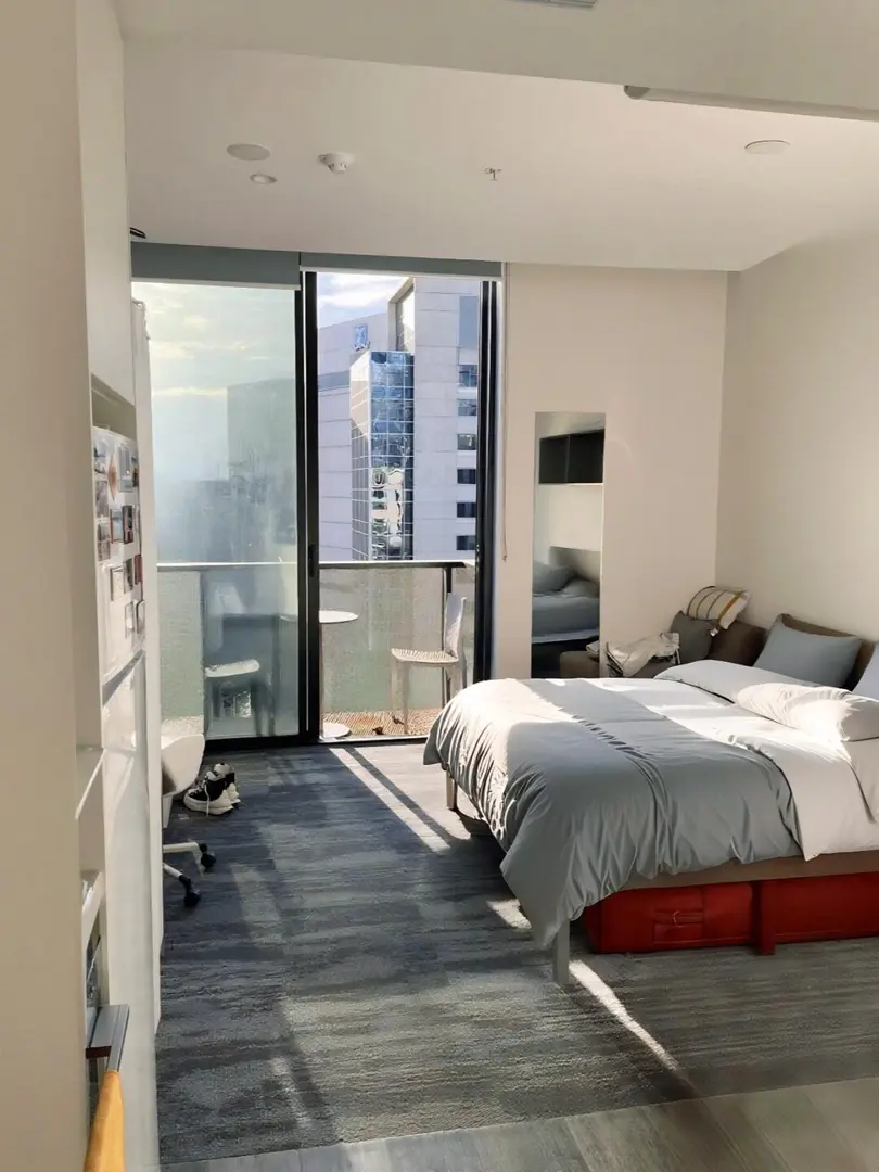 170米到RMIT｜ 出带阳台的studio，包三餐