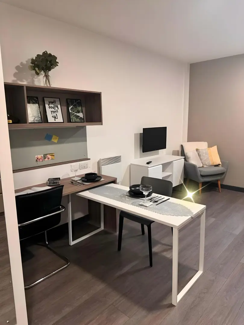 利茲大學開局｜200胖還包bills的studio