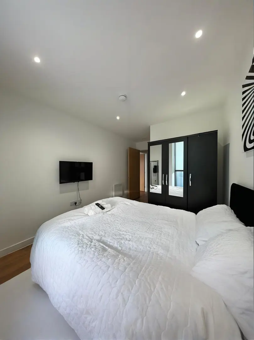 曼城直租2b2b，高層帶陽台，家具都有