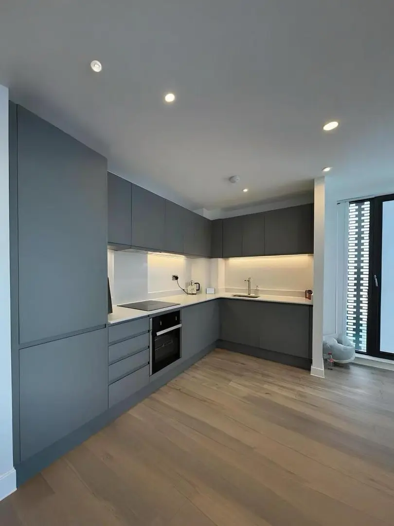 曼城直租2b2b，高層帶陽台，家具都有