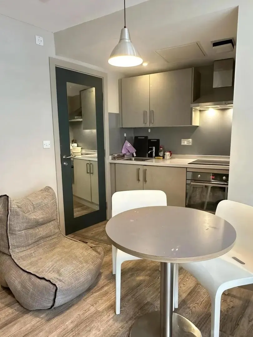 布里斯托出一间studio，急转可🔪！​