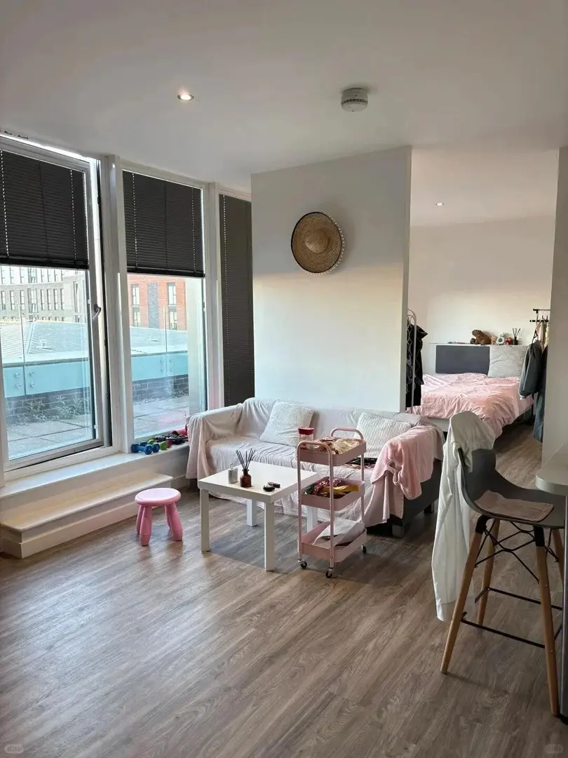 利茲大學附近帶小花園的1b1b，新公寓包bill