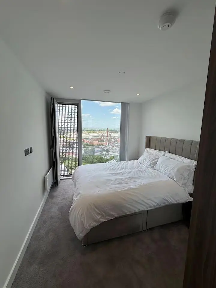 倫敦1b1b才300pw！關鍵還是環落地窗！